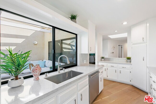 Building Photo - 6502 Dume Dr