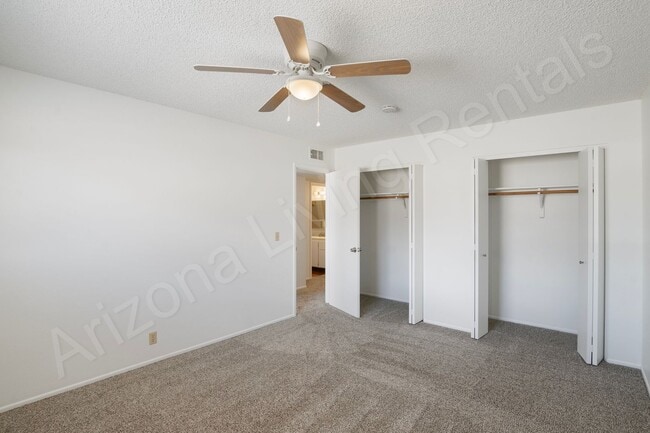 Building Photo - LARGE 3 BEDROOM DUPLEX
