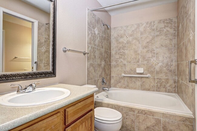 Building Photo - 2bed 2 bath townhome located in the Southp...