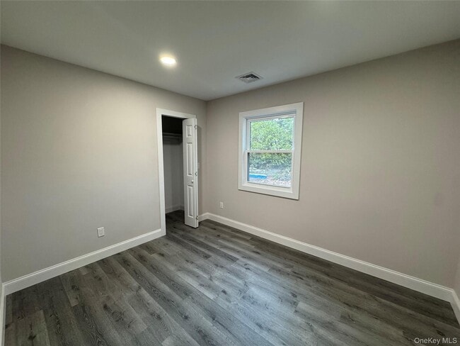 Building Photo - 75 Valley Dr