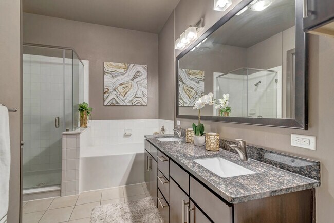 Building Photo - 1 Month Free on a 2/2 in Central Houston!
