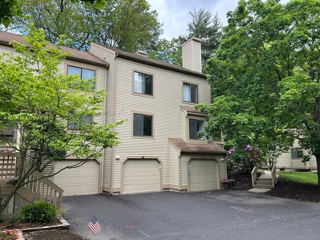 Building Photo - 17 Ashford Dr