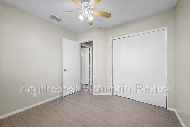 Building Photo - 2272 E Remington Pl