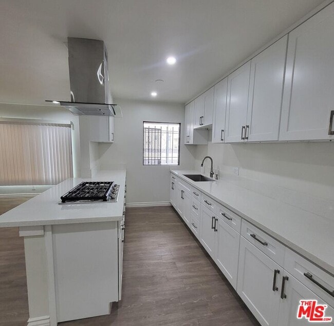 Building Photo - 933 S Norton Ave