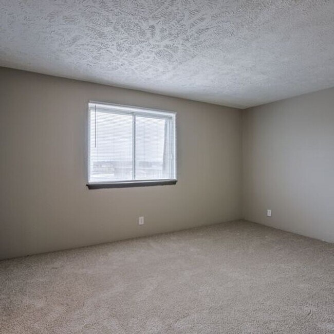Building Photo - Spacious Apartments Located in the Heart o...