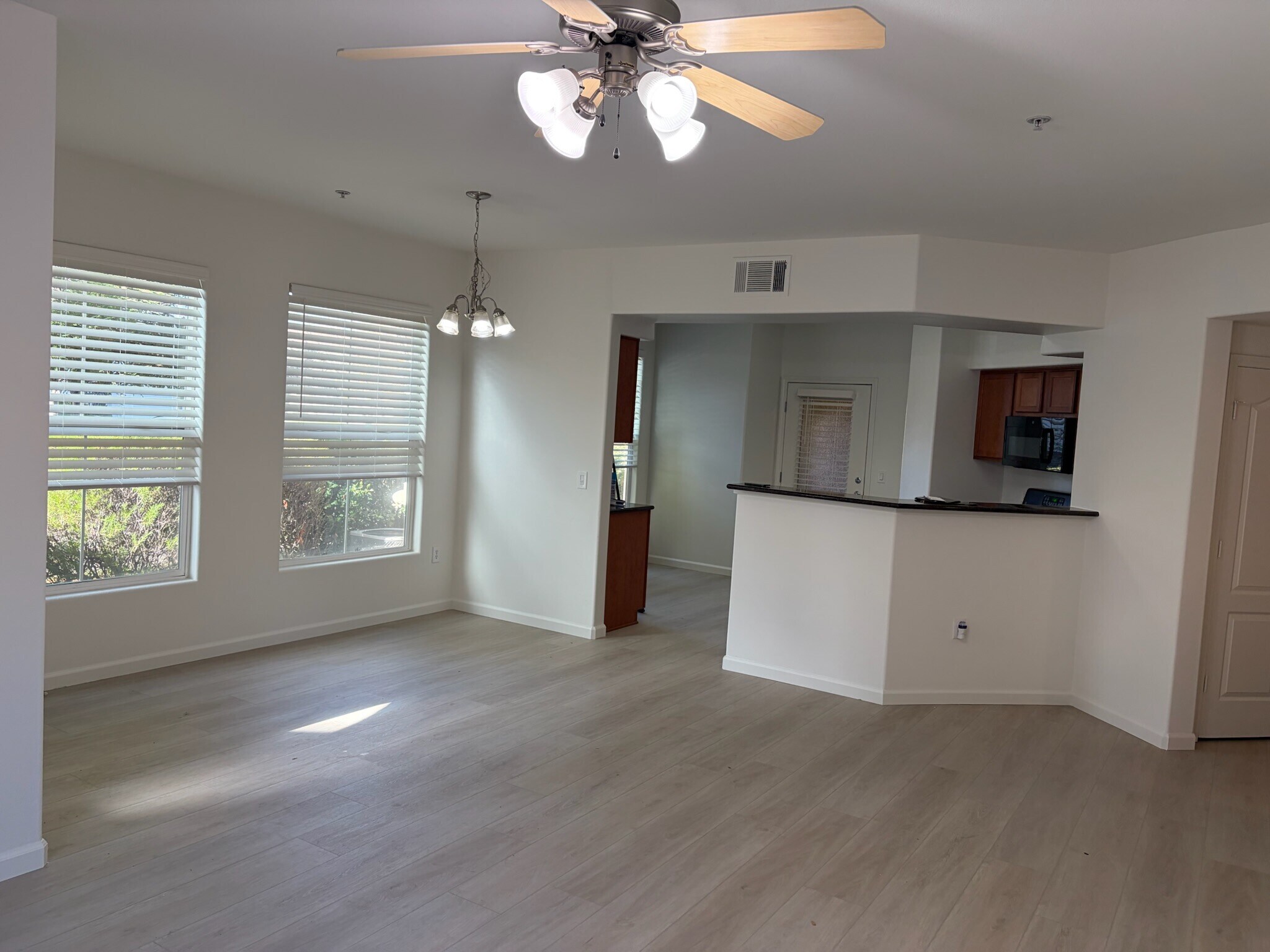 Building Photo - 5350 Dunlay Dr