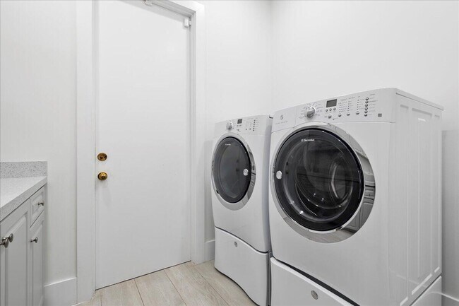 Building Photo - 2313 Golf Brook Dr