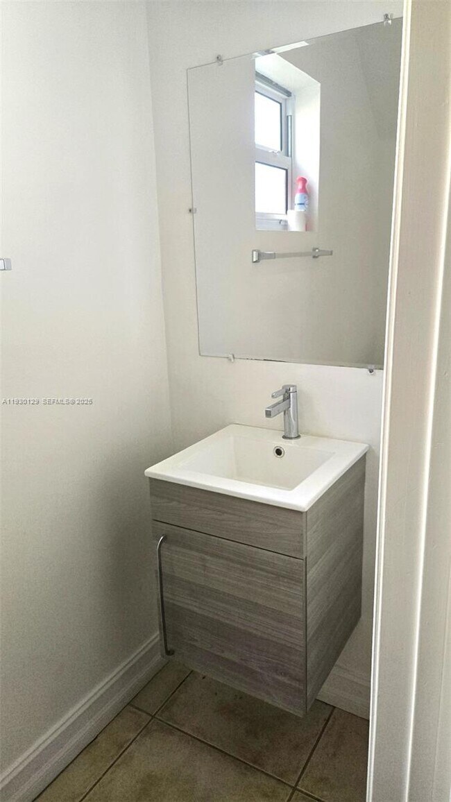 Building Photo - 1304 NW 3rd St