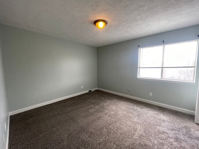 Building Photo - Townhome with central air and a garage!