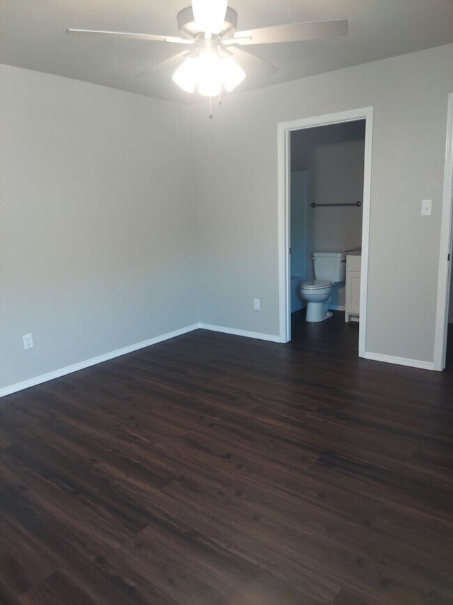 Building Photo - Beautiful 3 Bedroom Townhome in Alma!! *Move in Special*