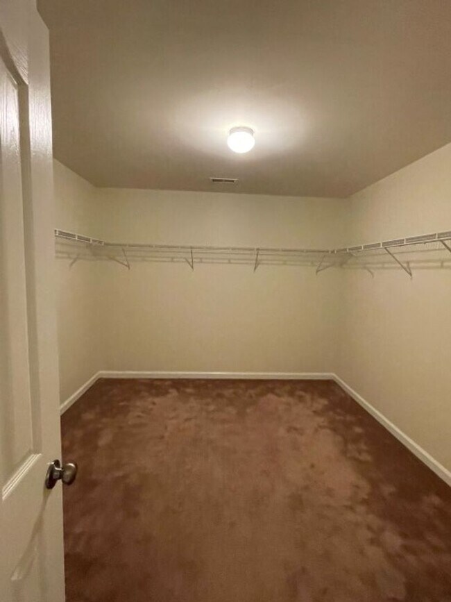 Building Photo - Lovely 5 Bed 3 Bath Home with Community Am...