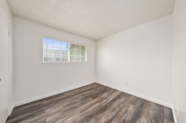 Building Photo - Newly renovated 2 bedroom 1 bath unit in R...