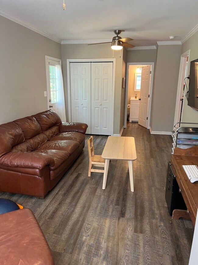 Building Photo - Awesome Green Acres Home!