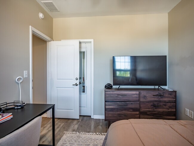 Building Photo - Rowandale