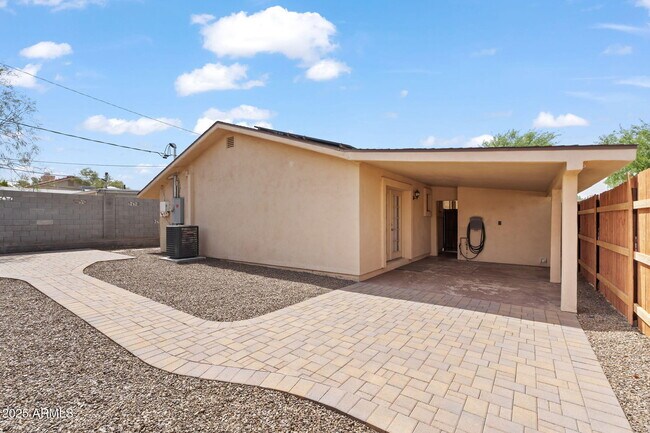 Building Photo - 744 E Meadow Ln