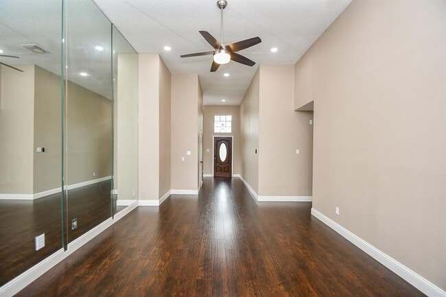 Building Photo - 2915 Pepperwood Dr