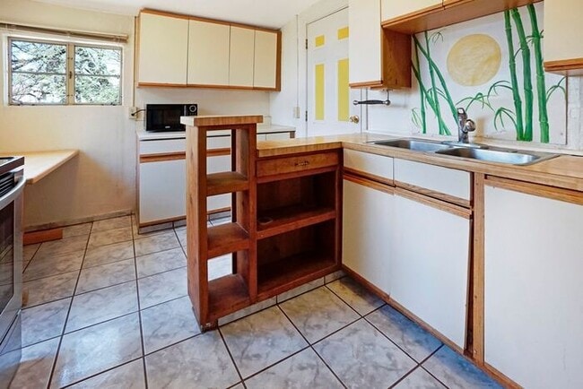 Building Photo - Coming Soon - Charming, Spacious 1Bdrm/1Ba...