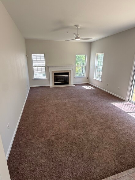 Family Room - 911 Lake Front Dr