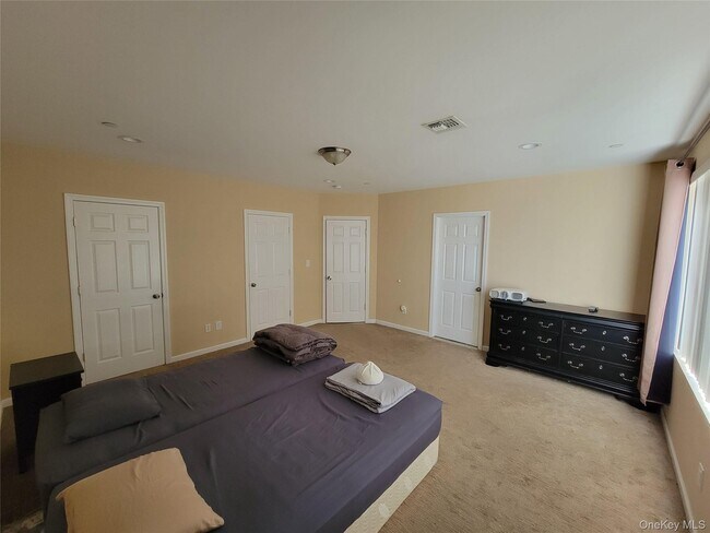 Building Photo - 329 Broadway