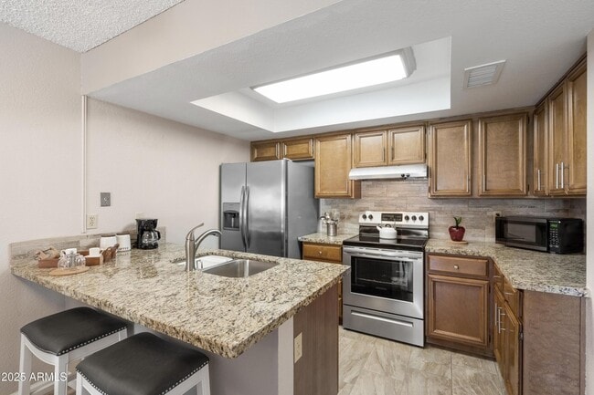 Building Photo - 719 E Lola Dr