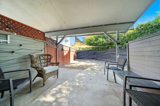 Building Photo - Adorable 2/1.5 with private back yard, ful...