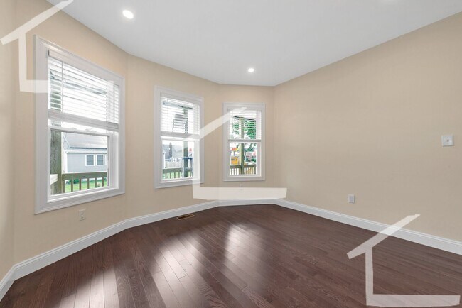 Building Photo - Huge 5 bed in Medford