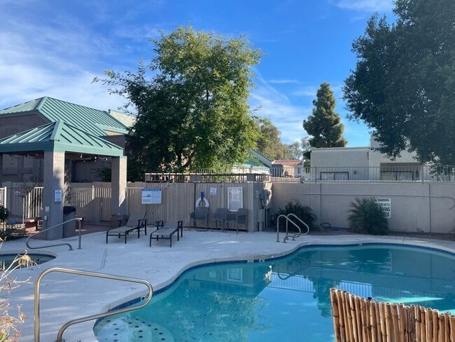 Building Photo - Clean Townhome in Great Location