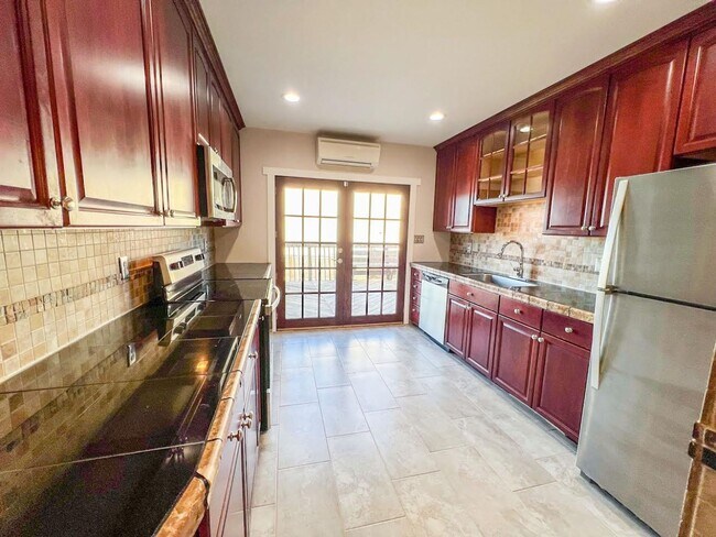 Building Photo - Recently Renovated 3-Bedroom, 2 Bath Bridgeport Home!