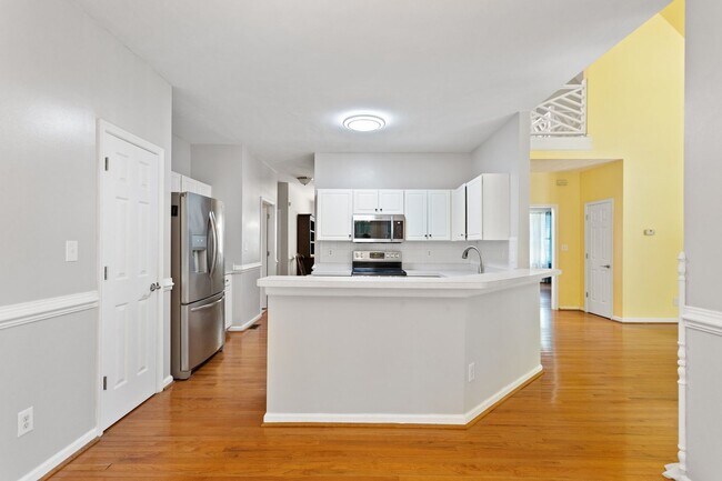 Building Photo - 5BR/3BA with Fresh Paint and New Carpet in...