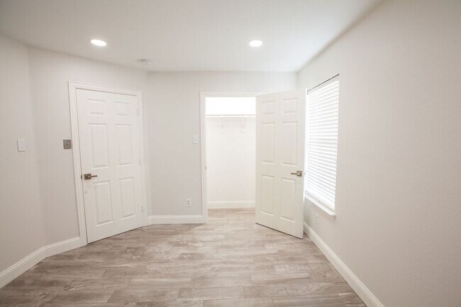 Building Photo - 9900 Presthope Dr