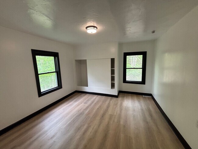 Building Photo - Beautiful 3 Bedroom, 2 Bathroom Home with Private Drive and Large Yard!