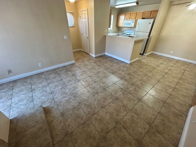 Building Photo - ***SPRING SPECIAL DEAL!! $600 OFF FIRST MONTHS RENT IF MOVED IN 2 WEEKS!!***  CHARMING EAST LAS V...