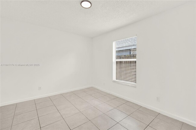 Building Photo - 941 SW 7th Ct