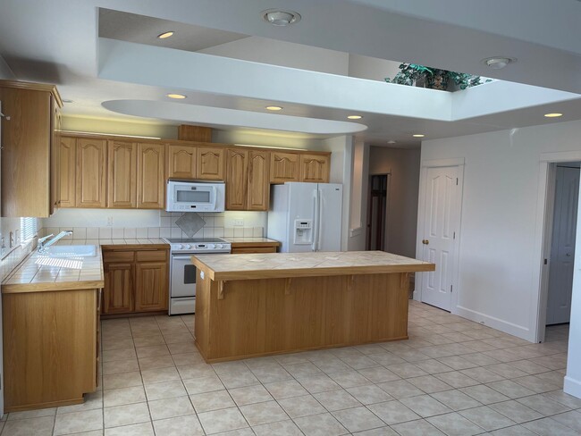 Building Photo - Lovely 3 Bed 2 Bath House in River Road Area