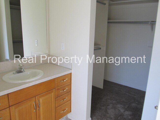 Building Photo - A beautiful 4 bed, 3 bath Home in River Heights! Half Off Pro Rated Rent for August!