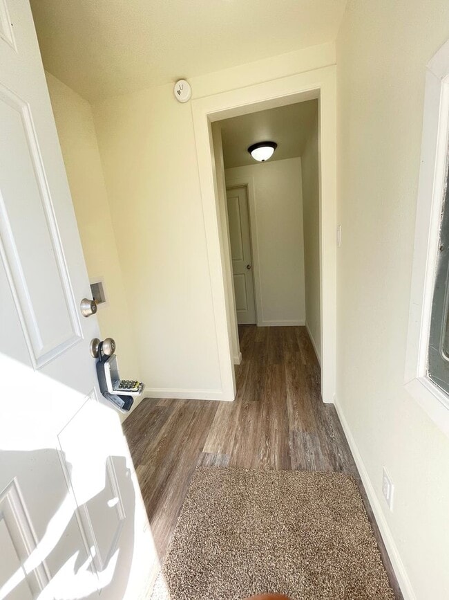 Building Photo - 3 Bedroom 2 Bathroom for Rent.