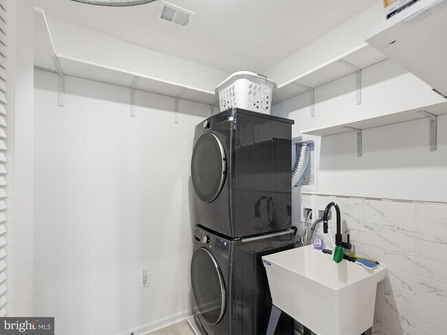 Building Photo - 13970 Englefield Dr