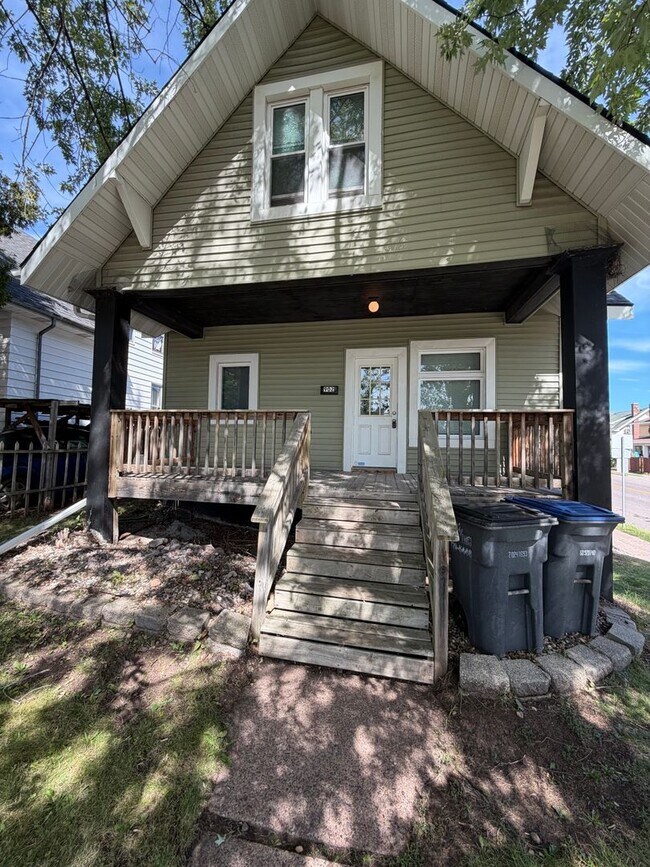 Building Photo - 902 N 11th Ave E