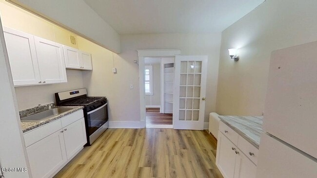 Building Photo - 566 Park Ave