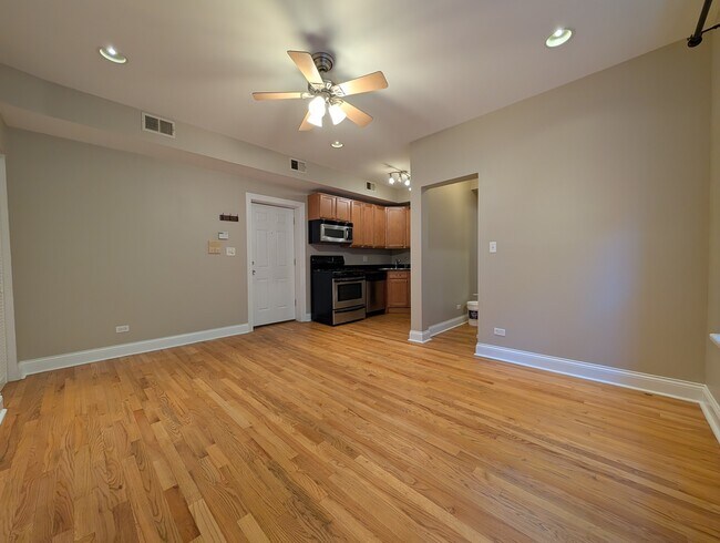 Building Photo - 6812 N Wayne Ave