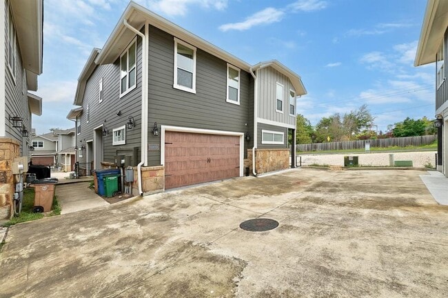 Building Photo - 1700 Cedar Bend Dr