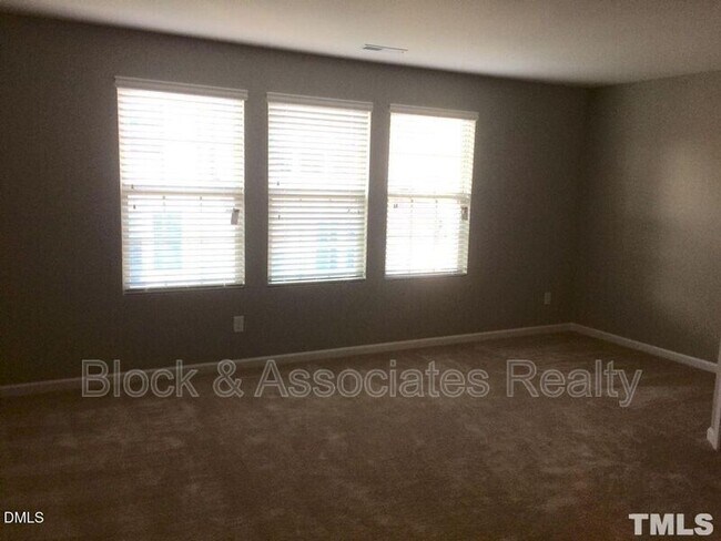 Building Photo - 122 Phantom Ln