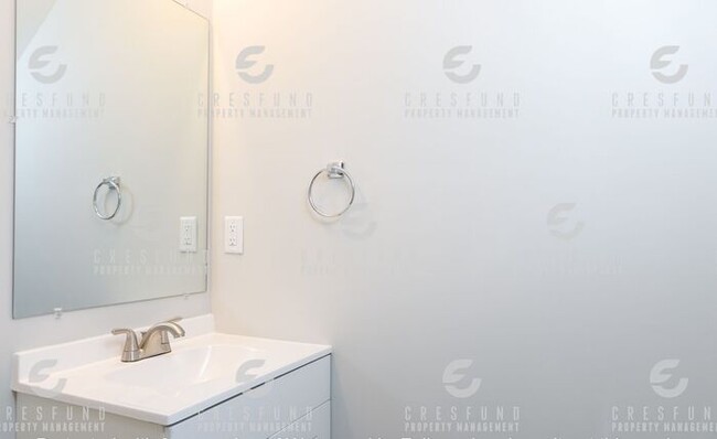 Building Photo - 2 Bedroom, 2 Bath - Like NEW and Available...