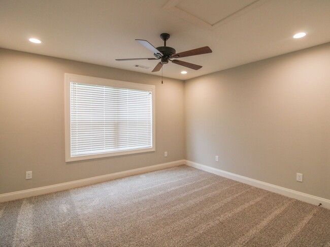 Building Photo - MOVE IN Special - 1st Month Rent FREE - Ca...