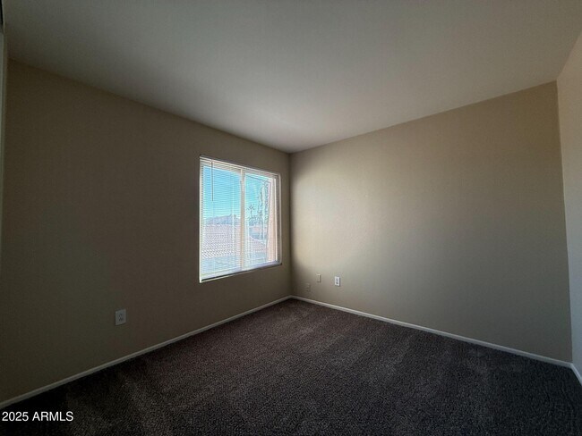 Building Photo - 2415 W Greenway Rd