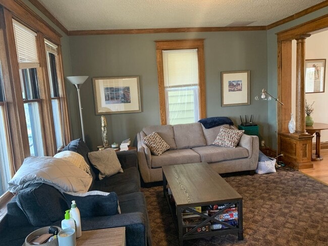 Building Photo - Duluth, MN - 3-bedroom - 2 bathroom - Sing...