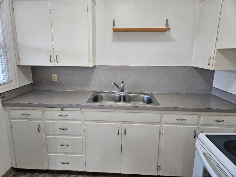 Building Photo - 9206-9210 N John Ave