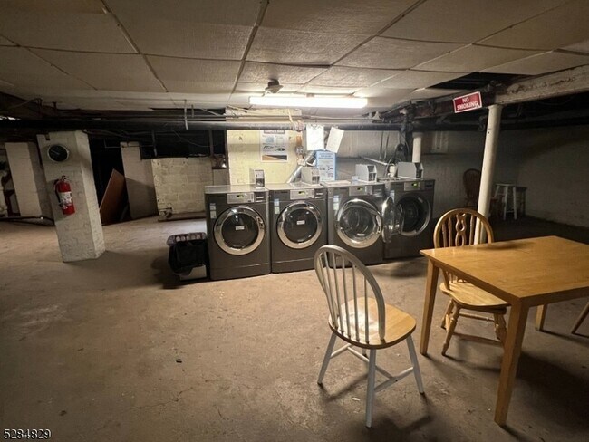 Building Photo - 412-416 Bloomfield Avenue Unit 21