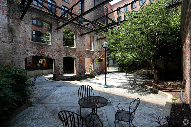 Courtyard - The River Lofts at Tobacco Row