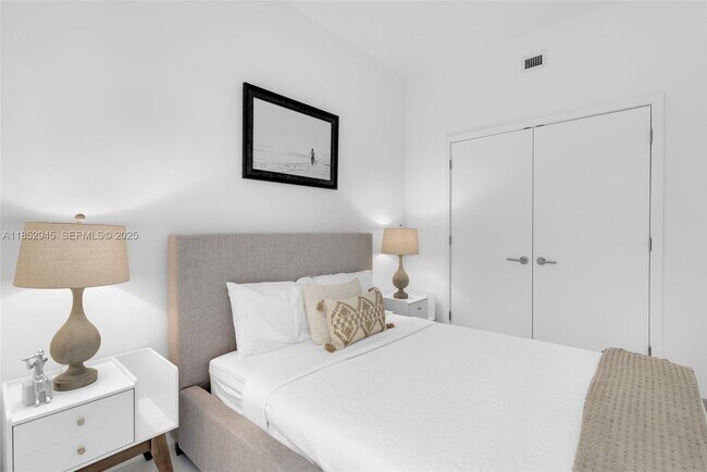 Building Photo - 851 NE 1st Ave